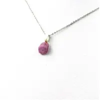 Bijoux Pierres et Minéraux. Collier Rubis brut. 6.67 ct. Kiteto District, Manyara Region, Tanzanie.
