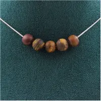 Bijoux Pierres et Minéraux. Collier 5 perles Oeil de Tigre mat 8 mm. Chaine en acier inoxydable Collier femmes, hommes. Taille personnalis