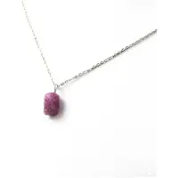 Bijoux Pierres et Minéraux. Collier Rubis brut. 6.62 ct. Kiteto District, Manyara Region, Tanzanie.
