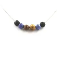 Bijoux Pierres et Minéraux. Collier perles Sodalite + Onyx noir mat + bois 8 mm Chaine en acier inoxydable.