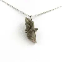Bijoux Pierres et Minéraux. Collier Gypse brut. 15.94 ct. Marcieu, Isère, France.