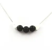 Bijoux Pierres et Minéraux. Collier perles Onyx noir mat 8 mm + Howlite des USA Chaine en acier inoxydable.