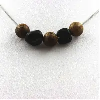 Bijoux Pierres et Minéraux. Collier perles bois 8 mm + Tourmaline Schorl du Brésil Chaine en acier inoxydable.