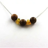 Bijoux Pierres et Minéraux. Collier perles bois 8 mm + Opale jaune d'Australie Chaine en acier inoxydable.