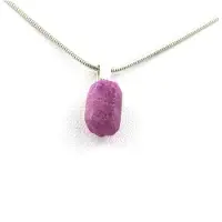 Bijoux Pierres et Minéraux. Collier Rubis brut. 11.43 ct. Kiteto District, Manyara Region, Tanzanie.