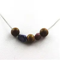 Bijoux Pierres et Minéraux. Collier perles bois 8 mm + Rubis du Brésil + Lapis Lazuli du Pakistan Chaine en acier inoxydable.