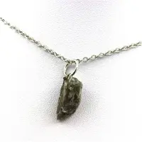 Bijoux Pierres et Minéraux. Collier Gypse brut. 7.72 ct. Marcieu, Isère, France.
