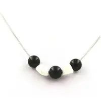 Bijoux Pierres et Minéraux. Collier perles Agate noire 8 mm + Howlite des USA Chaine en acier inoxydable.