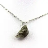 Bijoux Pierres et Minéraux. Collier Gypse brut. 12.13 ct. Marcieu, Isère, France.