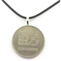 Bijoux Pierres et Minéraux. Collier pièce de monnaie Portugal 25 escudos. Cordon noir.