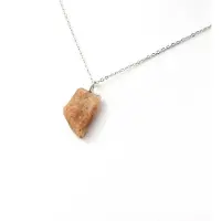 Bijoux Pierres et Minéraux. Collier Pierre de Soleil d'Oregon brut. 9.60 ct. Oregon, USA.