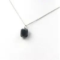 Bijoux Pierres et Minéraux. Collier Saphir brut. 14.28 ct. Zazafotsy, Ihorombe, Madagascar.