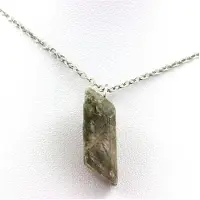 Bijoux Pierres et Minéraux. Collier Gypse brut. 19.49 ct. Marcieu, Isère, France.