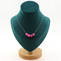 Bijoux Pierres et Minéraux. Collier 4 perles Agate craquelé Fuchsia 8 mm. Chaine en acier Collier femmes, hommes. Taille personnalisable.
