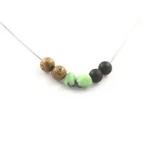 Bijoux Pierres et Minéraux. Collier Epidote de Myanmar (Birmanie) + Perles Onyx noir mat + bois 8 Chaine en acier inoxydable.
