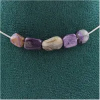 Bijoux Pierres et Minéraux. Collier 5 perles Charoite de Russie. Chaine en acier inoxydable Collier femmes, hommes. Taille personnalisable.