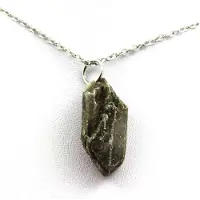 Bijoux Pierres et Minéraux. Collier Gypse brut. 20.10 ct. Marcieu, Isère, France.