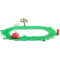 Pipsa Possu Peppa Pig file autour de la petite voiture rouge de Peppa