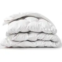 THE WHITE STONE La couverture universelle White Stone 210 x 240 cm 250 g | Ouate douce et chaude | Couverture matelassée en microfibre hypoallergénique blanche | Couverture de lit simple pour toutes les saisons