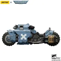 Joy toy Motocyclette de combat "Raider" de l'univers Warhammer 40,000, décorée aux couleurs des Space Wolves, équipée de deux fusils à boulons jumelés. Hauteur : 22 cm