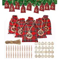 Sonstiges Calendrier de l'Avent à remplir, comprenant 24 petits sacs en jute, de couleur rouge, avec des chiffres en bois attachés. Dimensions : 10x15 cm