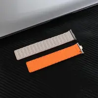 StarTech.com Bracelet pour montre connectée - Modèle 4 - Silicone - Fermeture magnétique - Bracelet de sport souple - Couleur orange "Starlight"