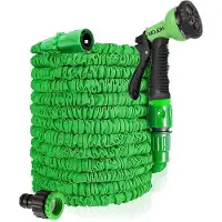 Famanu Tuyau d'arrosage avec 8 fonctions et buse de pulvérisation - 30 mètres - Tuyau flexible et extensible - Léger et peu encombrant - Vert