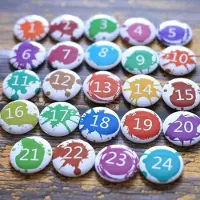 Sonstiges Calendrier de l'Avent : 24 chiffres en forme de boutons, diamètre 3,8 cm, en métal et plastique, pour travaux manuels