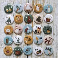 Sonstiges Calendrier de l'Avent : chiffres en forme de boutons de 1 à 25, avec épingle de sécurité, diamètre 32 mm, lot de 25 pièces