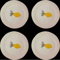 Bloomingville J'avais un ensemble de 4 assiettes jaunes.