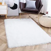 Benza Tapis imitation peau de mouton Ibenzoa – doux et chaud, 60 x 90 cm, blanc, 100% polyester, tapis à poils longs pour canapé et lit, lavable à 30°C, anti-bouloches