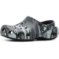 Crocs Uni, modèle Classic Camouflage, sandale fermée, motif camouflage, couleur noir et gris ardoise, taille 25/26