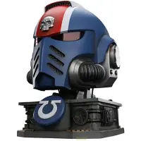 Joy toy Warhammer 40,000 : Space Marine 2 – Réplique du casque du lieutenant Titus des Ultramarines avec socle d'exposition, 44 cm
