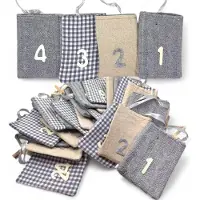 OCreon Calendrier de l'Avent à remplir - 24 petits sacs en coton avec des chiffres en feutre et une corde en jute - Calendrier de Noël en tissu et en jute - 9x11 cm