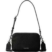 Calvin Klein Sac à bandoulière 'Logo Strap Pebble Grain Camera' noir
